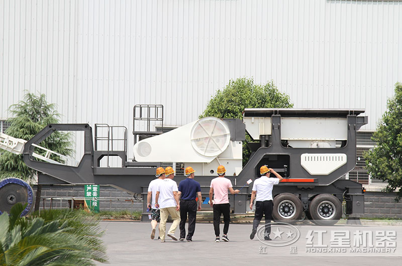 客戶來廠參觀流動(dòng)破碎機(jī) 客戶來廠參觀流動(dòng)破碎機(jī)