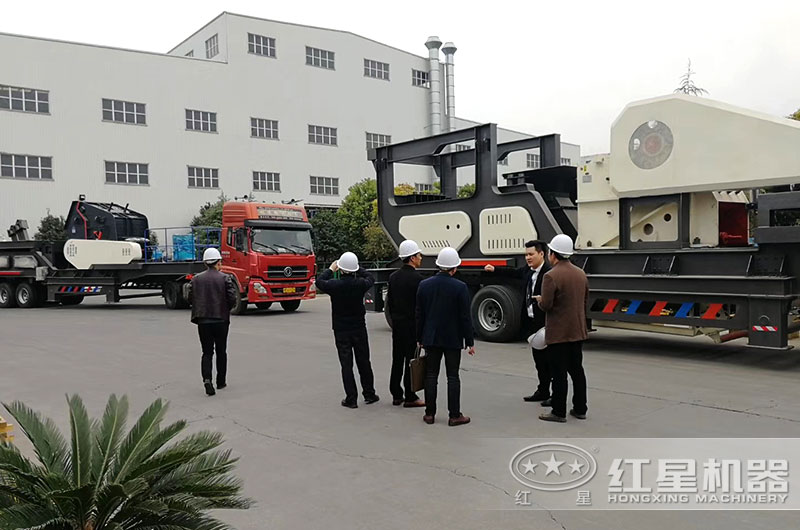 客戶來(lái)廠考察移動(dòng)粉碎機(jī) 客戶來(lái)廠考察移動(dòng)粉碎機(jī)