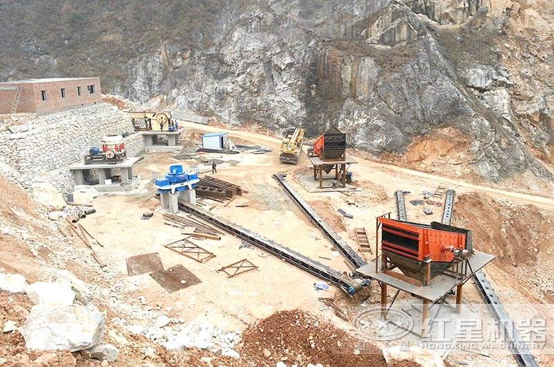 還在籌建中的鵝卵石制沙加工現(xiàn)場(chǎng) 還在籌建中的鵝卵石制沙加工現(xiàn)場(chǎng)