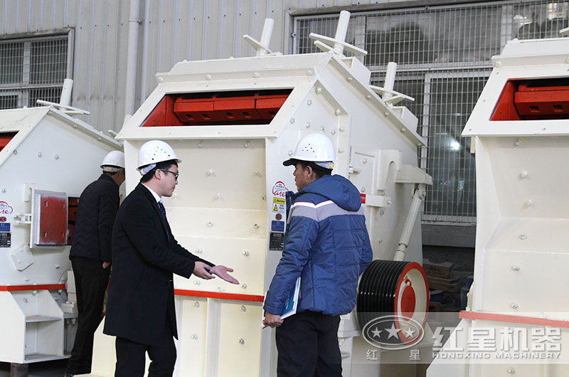 客戶來廠考察硬巖反擊破設(shè)備 客戶來廠考察硬巖反擊破設(shè)備