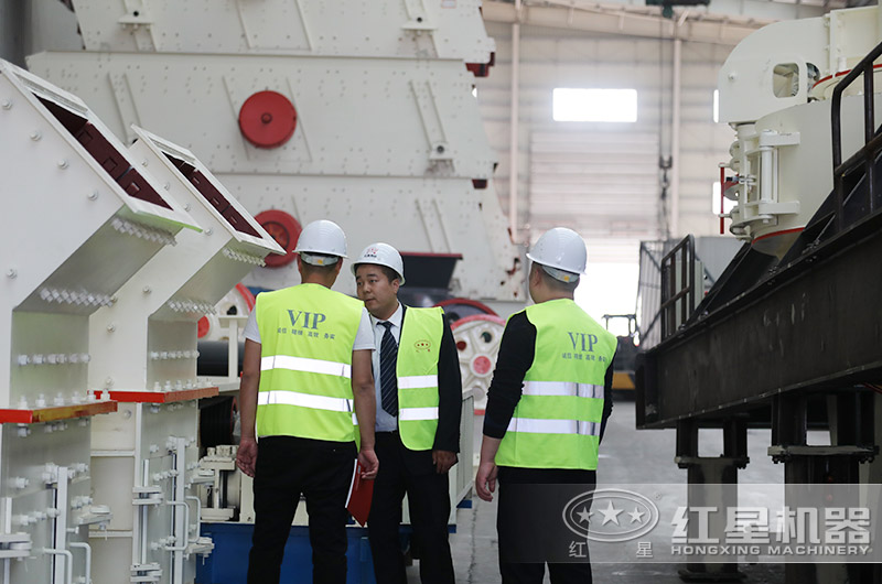 客戶來廠考察細碎制砂機 客戶來廠考察細碎制砂機