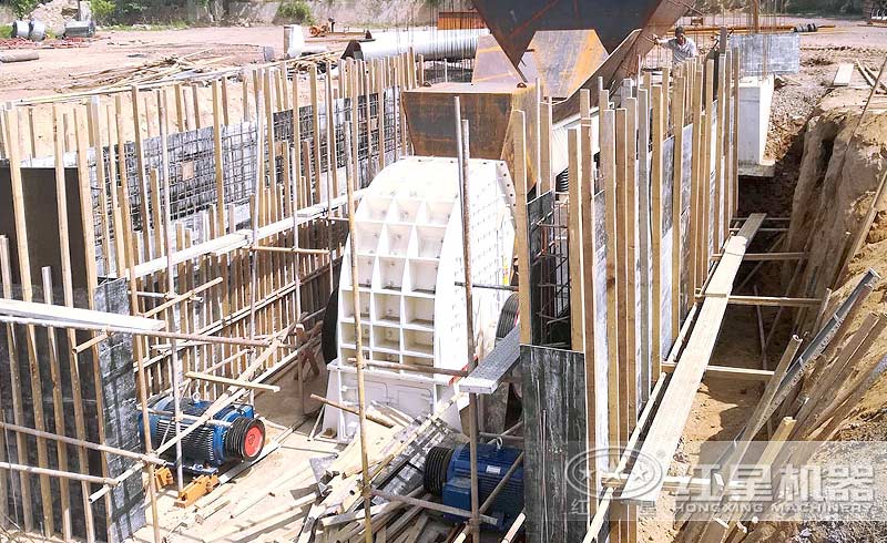 重錘式破碎機安裝現(xiàn)場 重錘式破碎機安裝現(xiàn)場