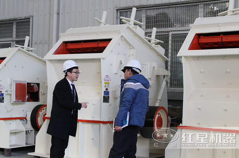 客戶來廠考察反擊式破碎機(jī) 客戶來廠考察反擊式破碎機(jī)