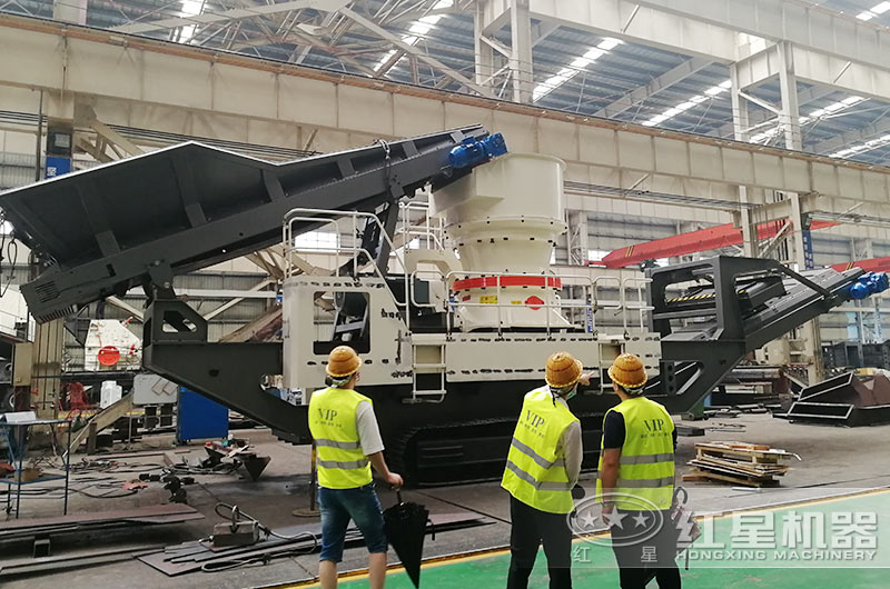 客戶來廠考察移動破建筑垃圾處理設(shè)備 客戶來廠考察移動破建筑垃圾處理設(shè)備