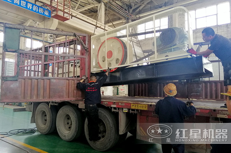 河南紅星對輥式制砂機又發(fā)貨啦！