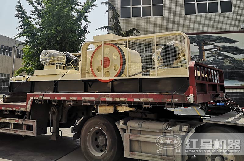 紅星泥土對(duì)輥式破碎機(jī)發(fā)貨現(xiàn)場(chǎng) 紅星泥土對(duì)輥式破碎機(jī)發(fā)貨現(xiàn)場(chǎng)