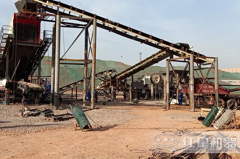 輪胎移動(dòng)顎破生產(chǎn)現(xiàn)場(chǎng) 輪胎移動(dòng)顎破生產(chǎn)現(xiàn)場(chǎng)