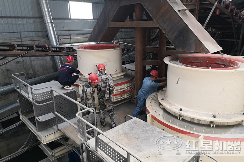 紅星技術(shù)師在用戶現(xiàn)場安裝調(diào)試磨沙設(shè)備中 紅星技術(shù)師在用戶現(xiàn)場安裝調(diào)試磨沙設(shè)備中