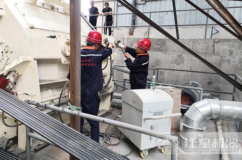 紅星技術(shù)人員到場檢修設(shè)備 紅星技術(shù)人員到場檢修設(shè)備