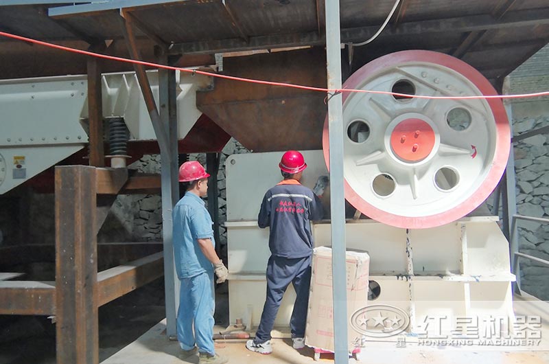 顎式破碎機(jī)安裝客戶現(xiàn)場(chǎng) 顎式破碎機(jī)安裝客戶現(xiàn)場(chǎng)