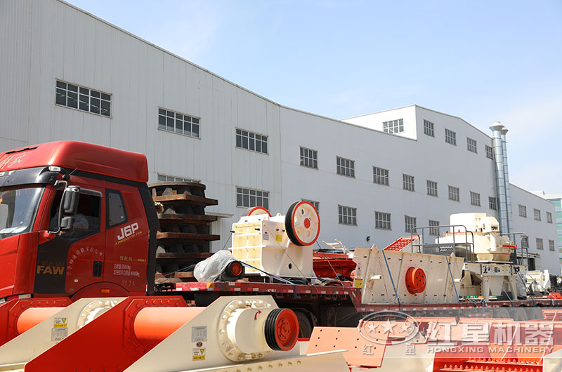 整套環(huán)保型石料生產(chǎn)線設(shè)備裝車發(fā)貨現(xiàn)場 整套環(huán)保型石料生產(chǎn)線設(shè)備裝車發(fā)貨現(xiàn)場