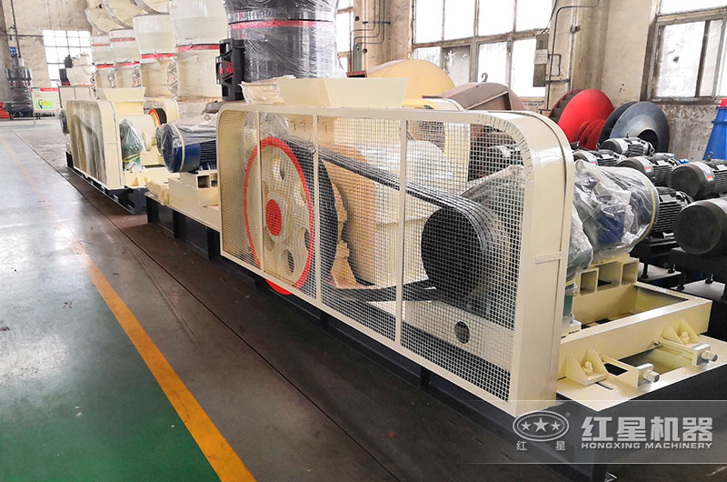 1200輥式破碎機生產(chǎn)車間實拍